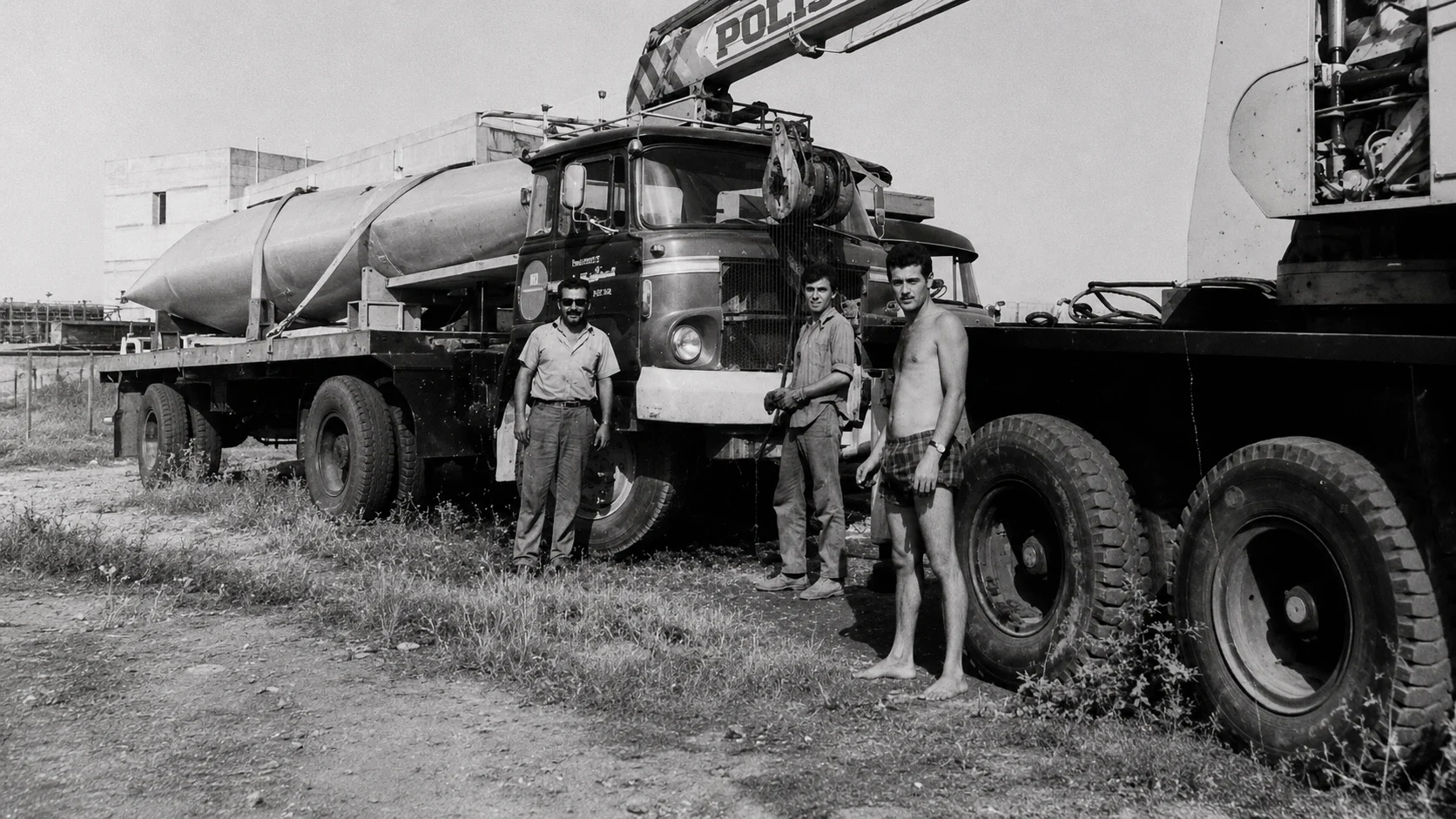 Operarios de Grúas Polisol junto a la flota de camiones grúa en los años 70
